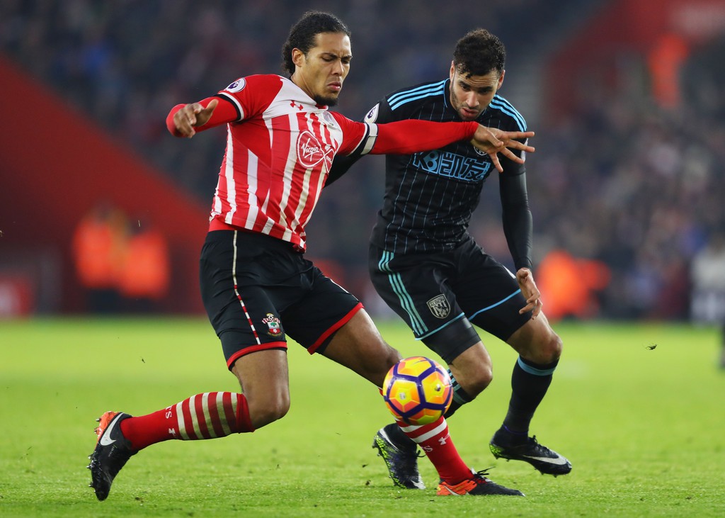 Arsenal c&oacute; thể g&acirc;y bất ngờ với hậu vệ của Southampton