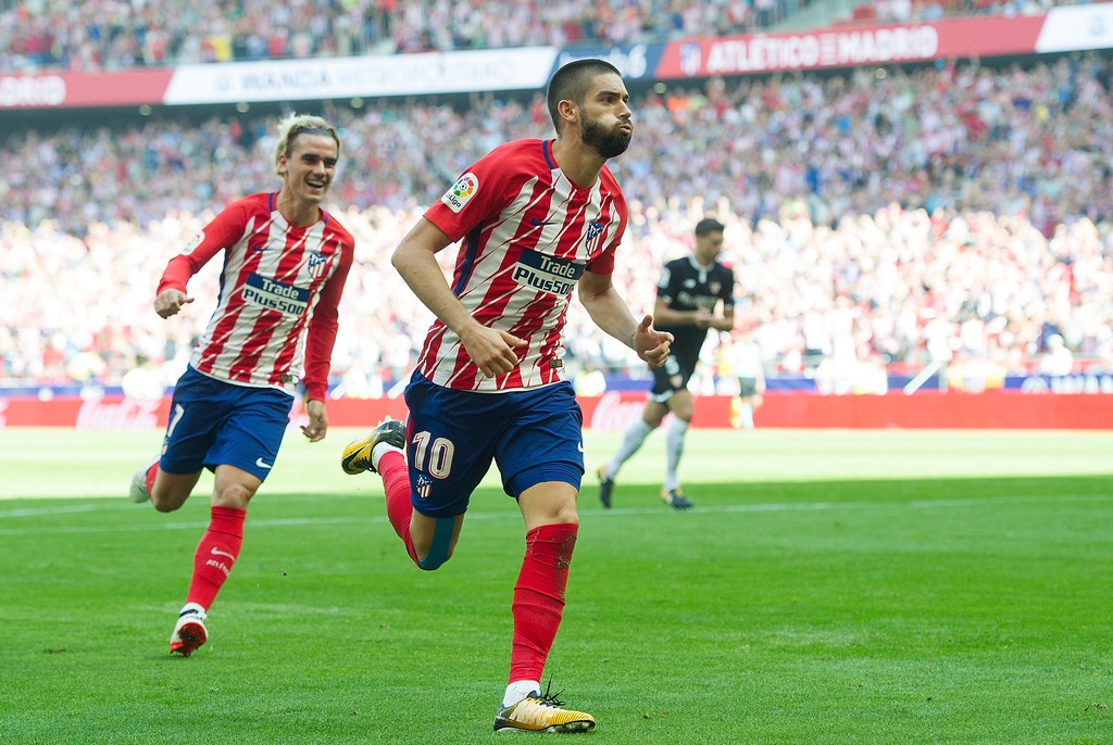 H&igrave;nh ảnh: Yannick Carrasco được nhắm cho vị tr&iacute; đ&aacute; c&aacute;nh