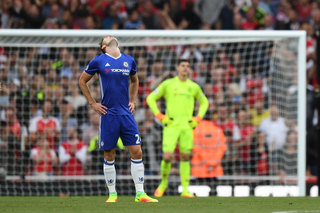 Ác mộng phòng thủ nhấn chìm Chelsea