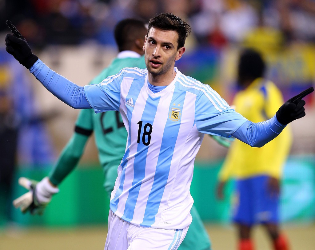 Argentina thiếu cú đấm từ tuyến hai