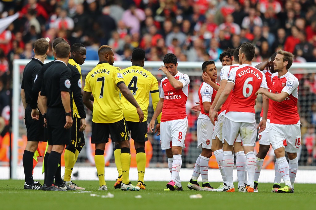 Arsenal tăng tốc nhưng vẫn... chậm