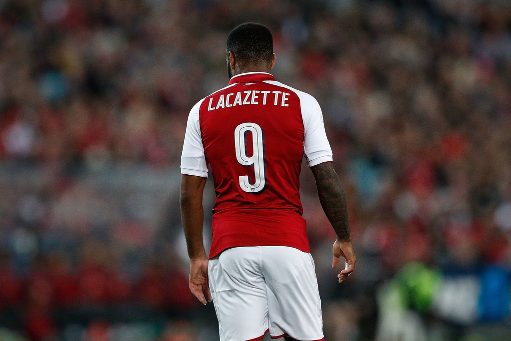 Có “bom tấn” Lacazette, tại sao Wenger vẫn còn lo hàng công?