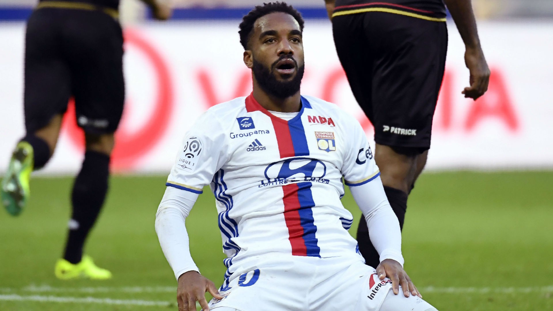 Arsenal đang bị “làm tiền” vụ chuyển nhượng kỷ lục Lacazette?