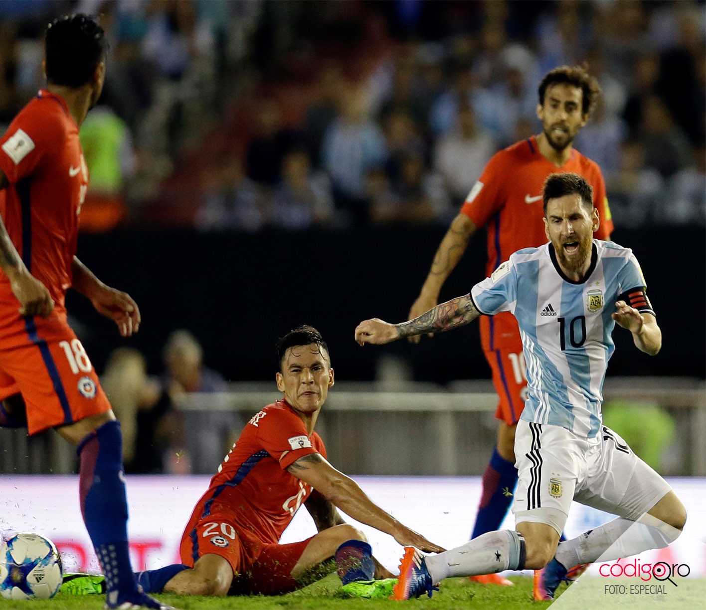 Messi nhiều lần bị c&aacute;c cầu thủ Chile ''triệt hạ''