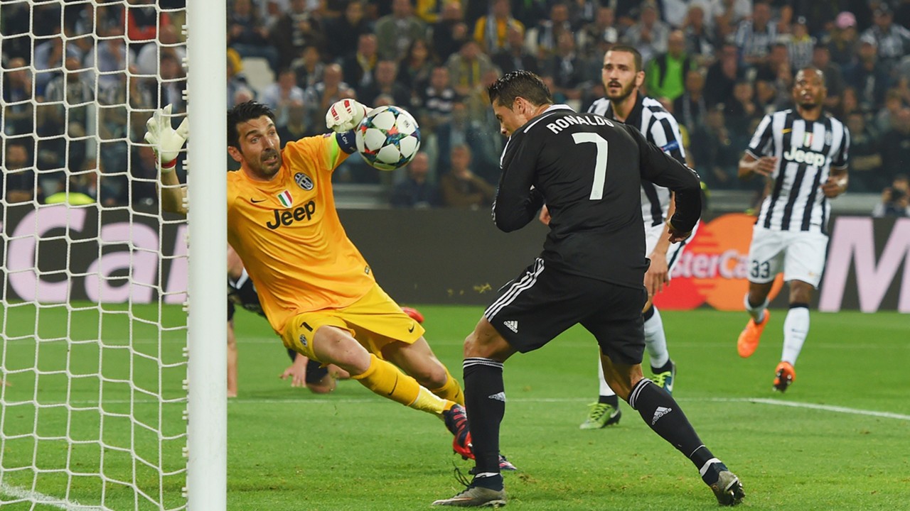 Ronaldo từng nhiều lần đ&aacute;nh bại Buffon