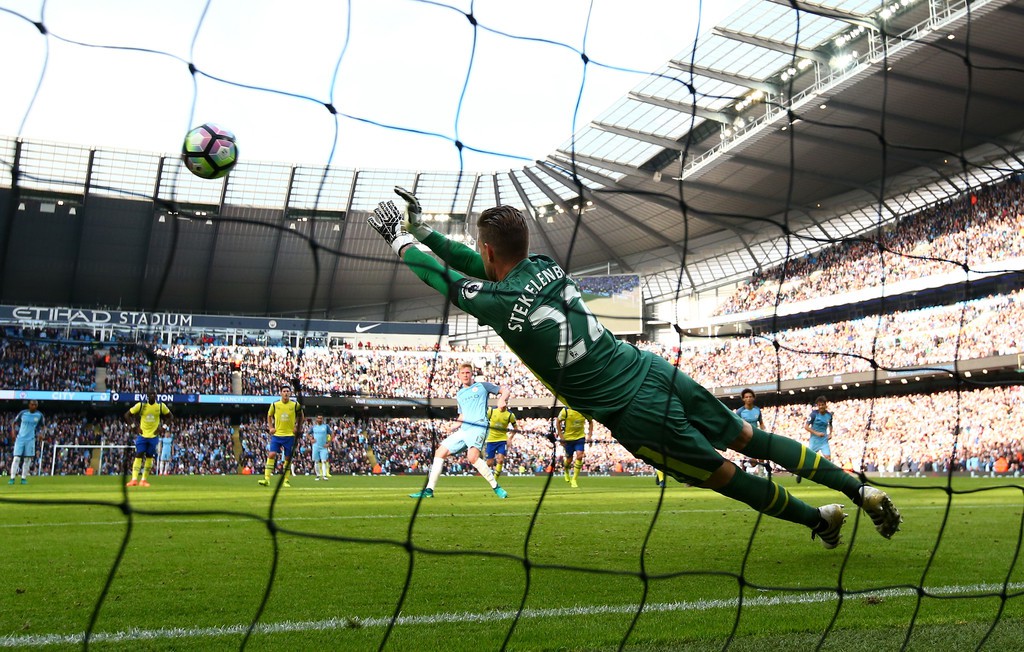 Man City đá hỏng nhiều phạt đền, Guardiola hết bảo thủ
