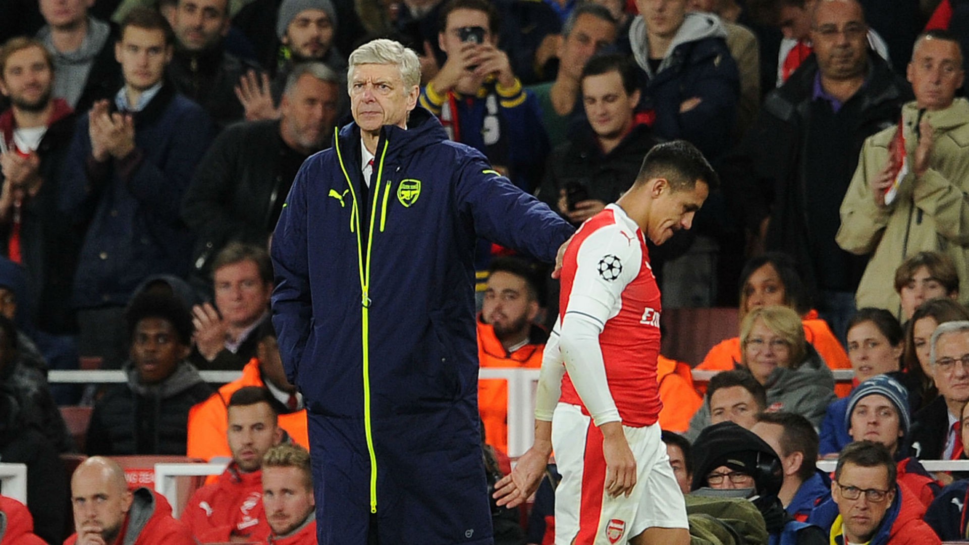 Đày Sanchez lên ghế dự bị, Wenger sẽ “bay ghế”?