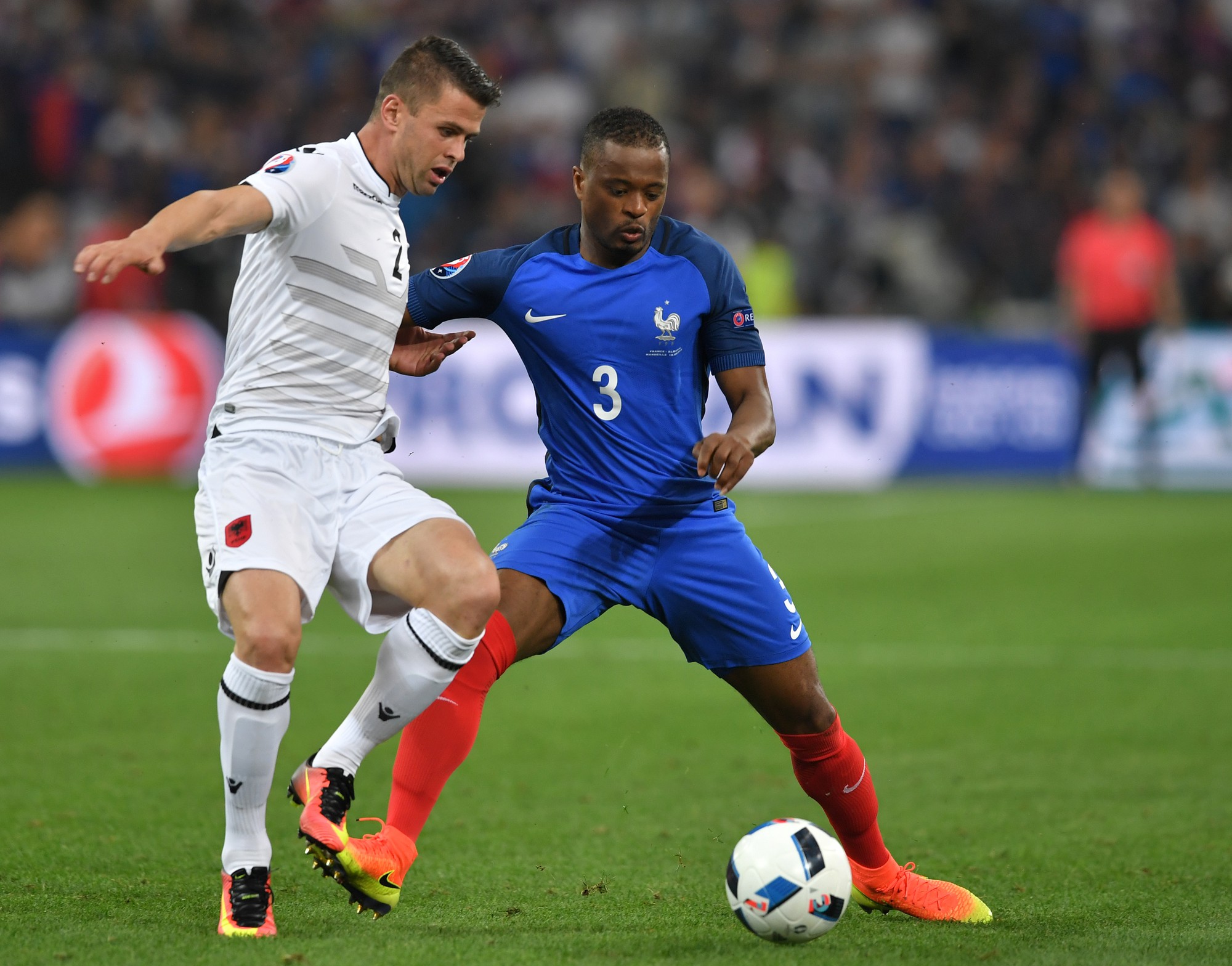 Evra l&agrave; chuy&ecirc;n gia thắng tranh chấp tay đ&ocirc;i