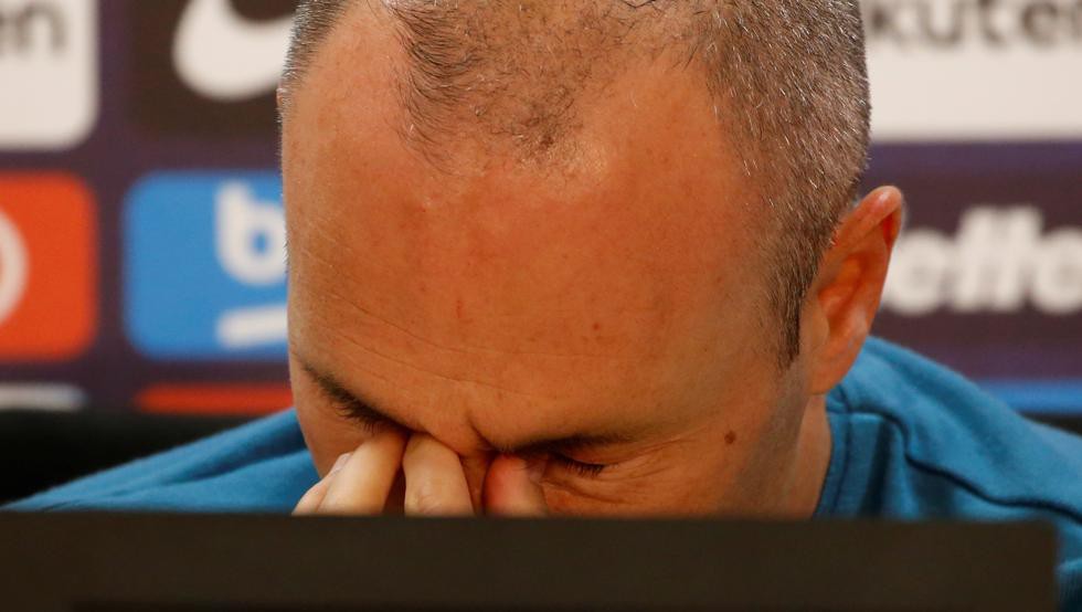 H&igrave;nh ảnh: Iniesta bật kh&oacute;c khi tuy&ecirc;n bố rời Barca