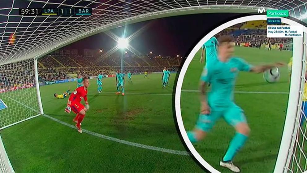 H&igrave;nh ảnh: Digne v&ocirc; t&igrave;nh để b&oacute;ng chạm tay khi b&oacute;ng chạm cột dọc bật ra