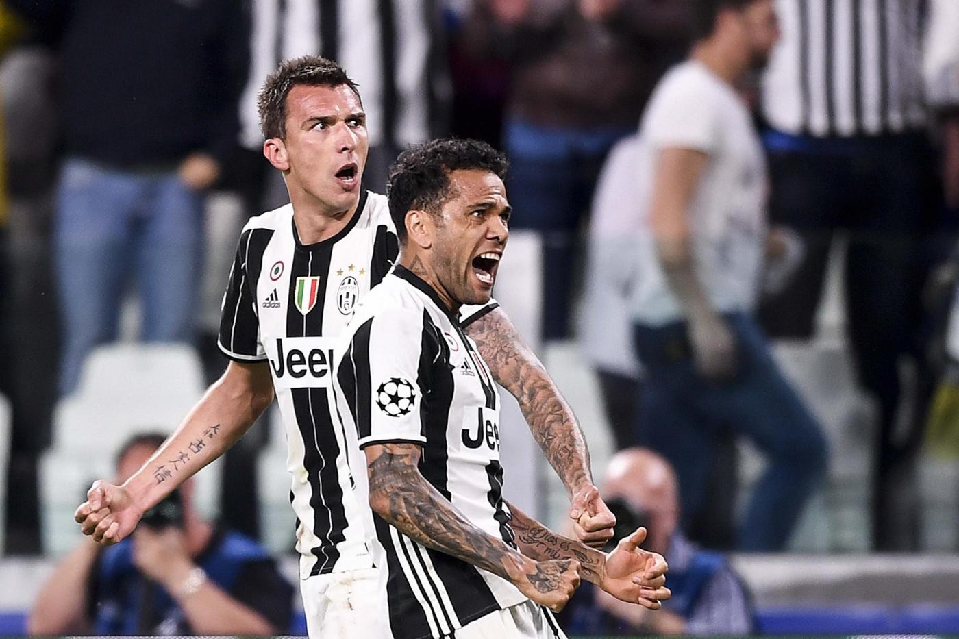 Juventus vào CK Champions League nhờ khéo giỏi "mua - bán"