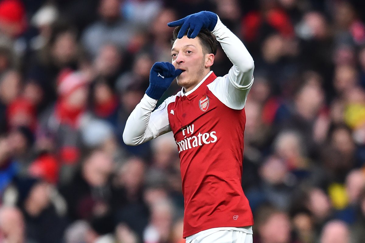 Kết quả bóng đá: Cú vô lê của "gà son" Ozil đưa Arsenal vào Top 4