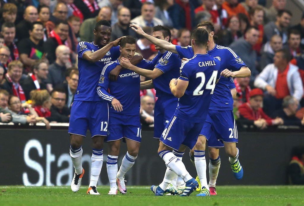 Lương Premier League cao ngất nhưng vẫn nợ nần