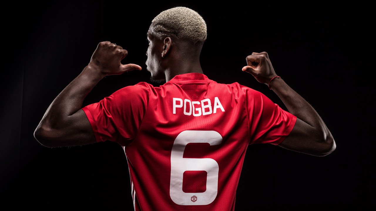Man Utd leo lên đầu bảng nhờ… bán áo đấu