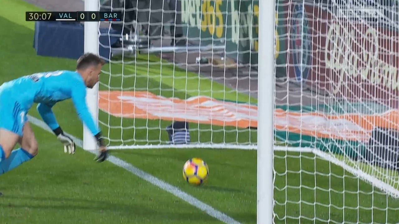 H&igrave;nh ảnh: B&oacute;ng đ&atilde; đi qua vạch v&ocirc;i sau c&uacute; s&uacute;t của Messi 