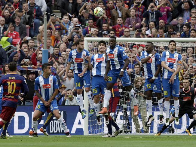 Messi tung độc chiêu, thủ môn bất lực