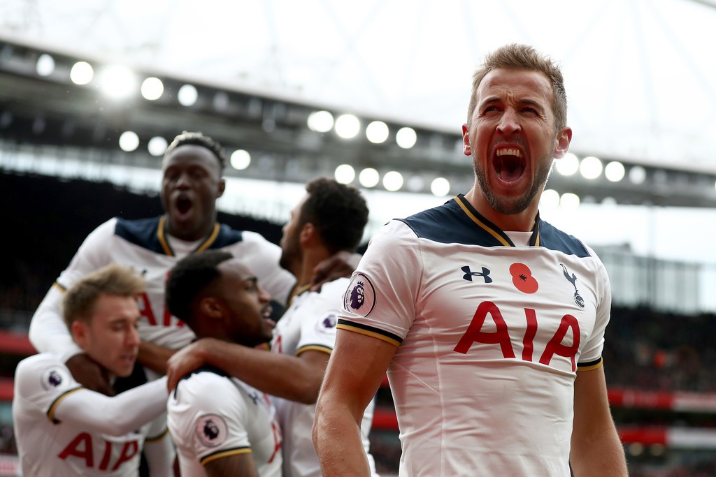 Một mình Harry Kane “cân” cả hàng công Man Utd