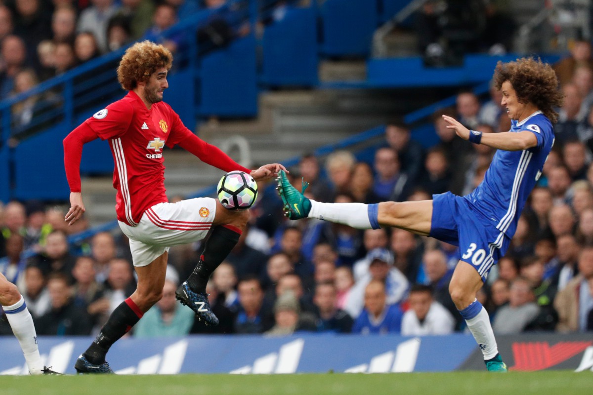Pha đạp b&oacute;ng của David Luiz với Fellaini nhưng kh&ocirc;ng bị thẻ đỏ