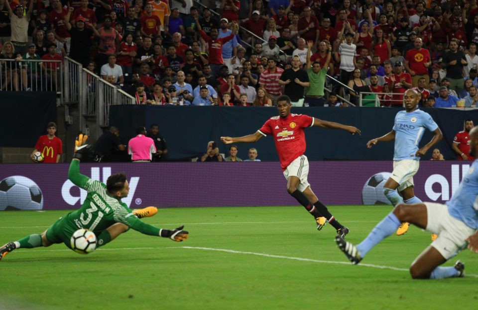 Thủ m&ocirc;n đắt gi&aacute; nhất thế giới Ederson ra mắt thất vọng