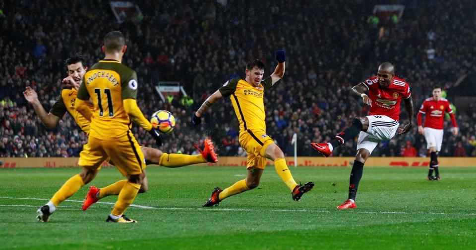 C&uacute; s&uacute;t của Young biến th&agrave;nh b&agrave;n quyết định cho Man Utd