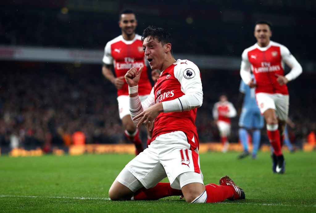 Oezil đổi vai, Arsenal nối dài ngày vui