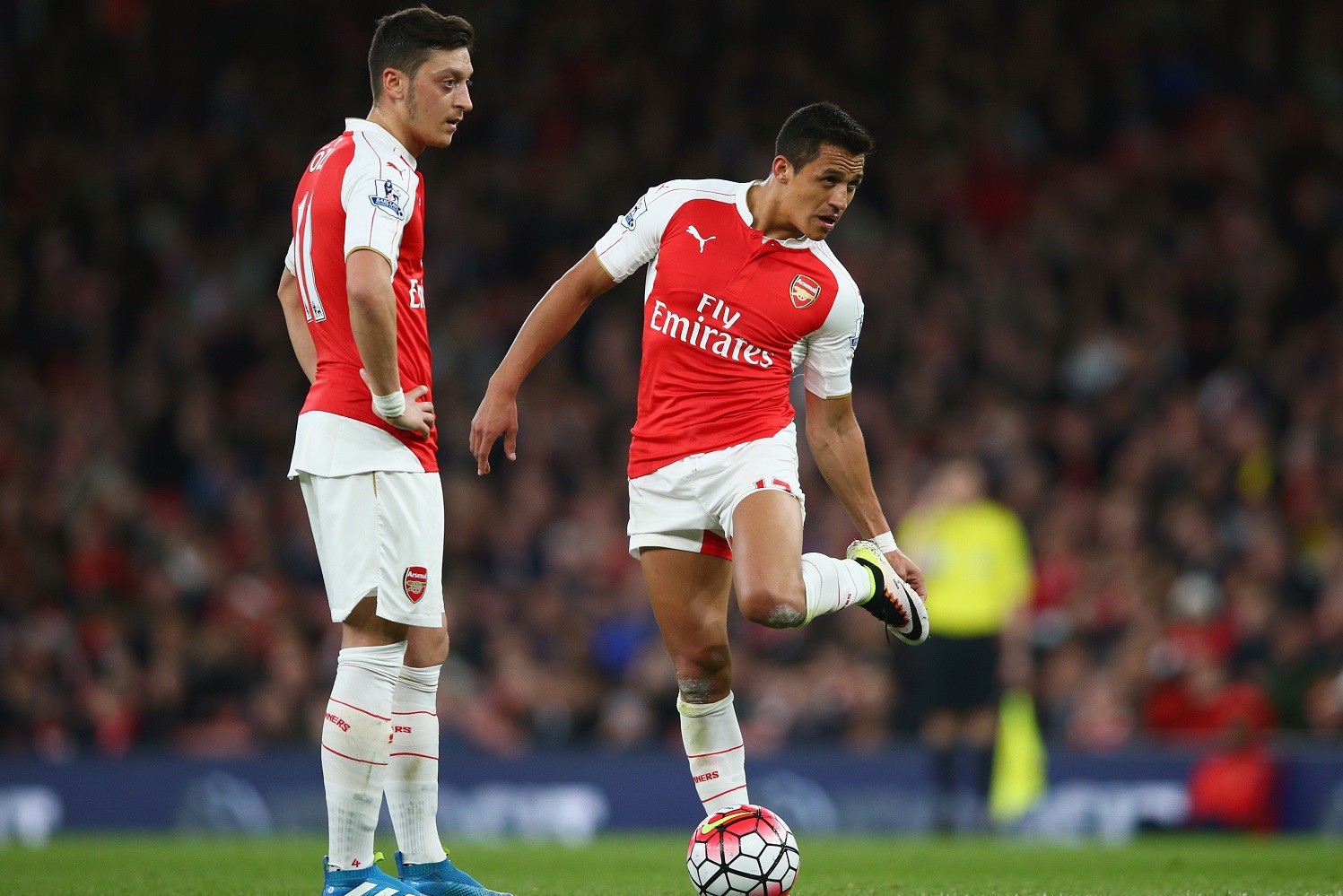 Nếu Sanchez hoặc Oezil rời Arsenal cũng c&oacute; thể t&aacute;c động ti&ecirc;u cực như khi Van Persie ra đi