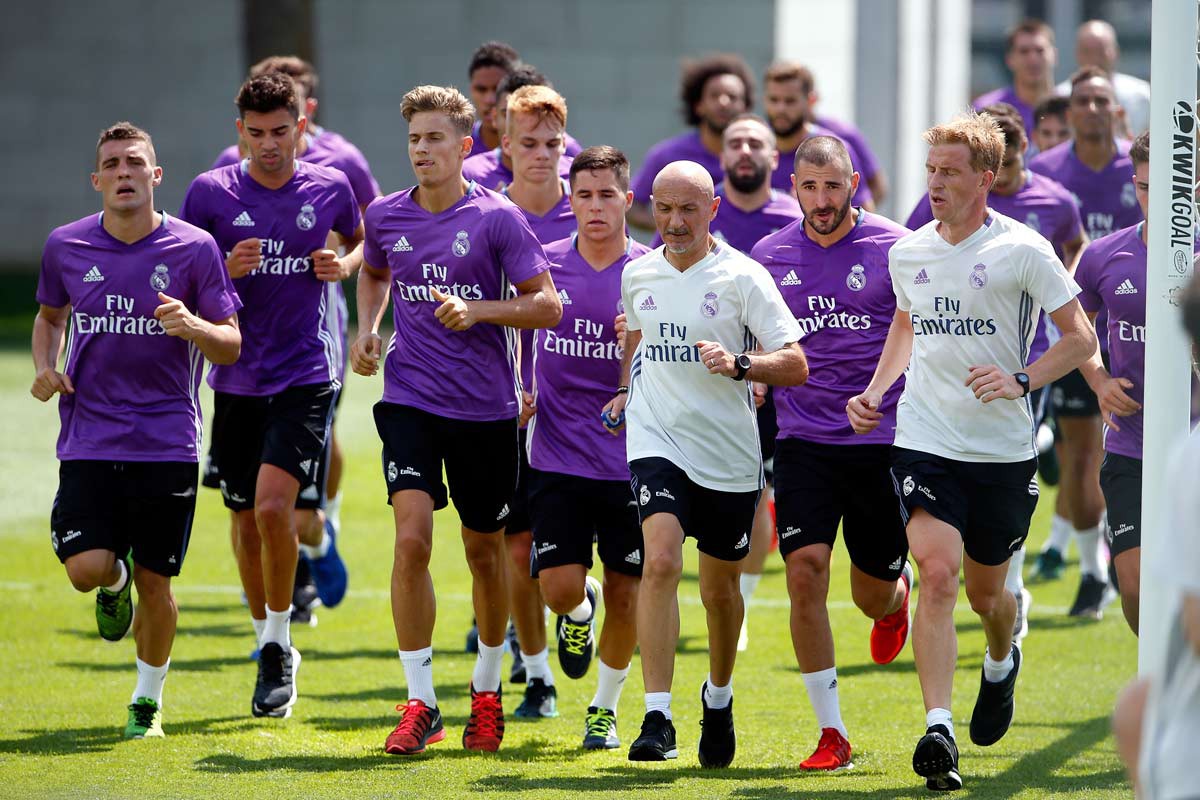 Antonio Pintus trong một buổi tập thể lực với c&aacute;c cầu thủ Real Madrid