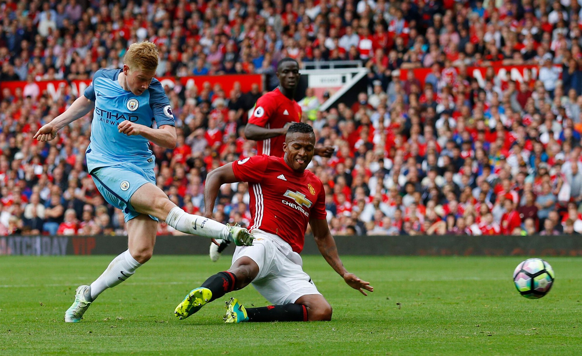 Pogba và De Bruyne giữa 2 thế giới trái ngược