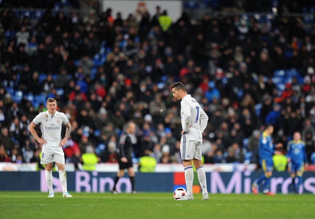 Ronaldo sa sút, Real Madrid bắt đầu thấy... run
