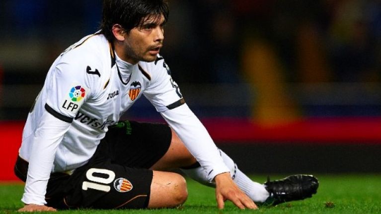 H&igrave;nh ảnh: Ever Banega bị b&aacute;nh xe ch&egrave;n v&agrave;o ch&acirc;n