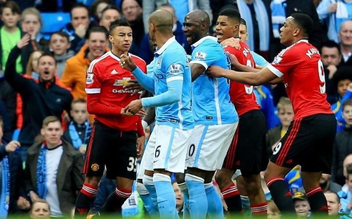 Tại sao Man Utd và Man City đều “ngán” trọng tài bắt derby?