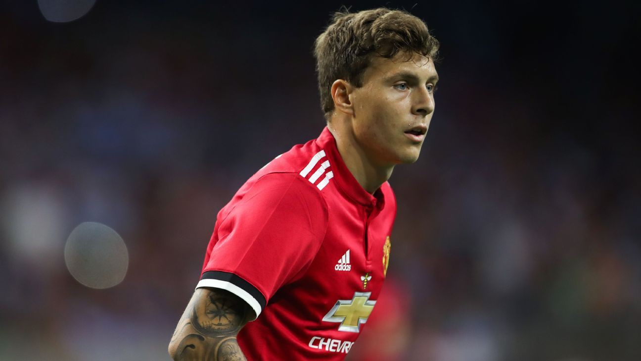 Lindelof gây ra quả phạt đền cho Man Utd ở trận gặp Real
