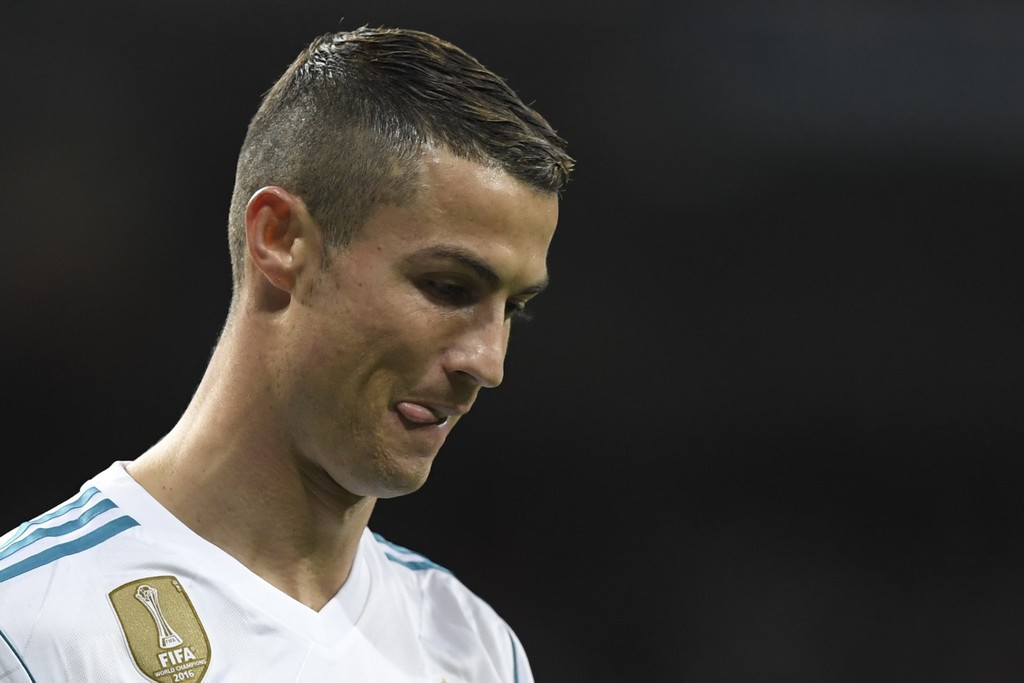 Tin bóng đá ngày 8/11: Ronaldo bực tức với đồng đội Isco