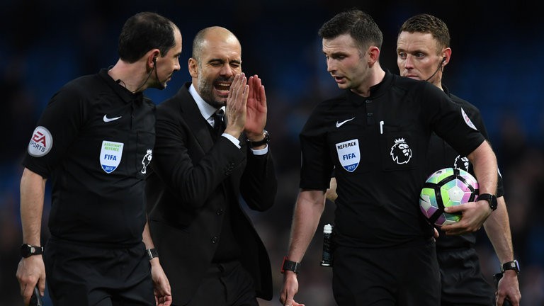Sốc: Trọng tài Premier League... 22 giây phải ra một phán quyết
