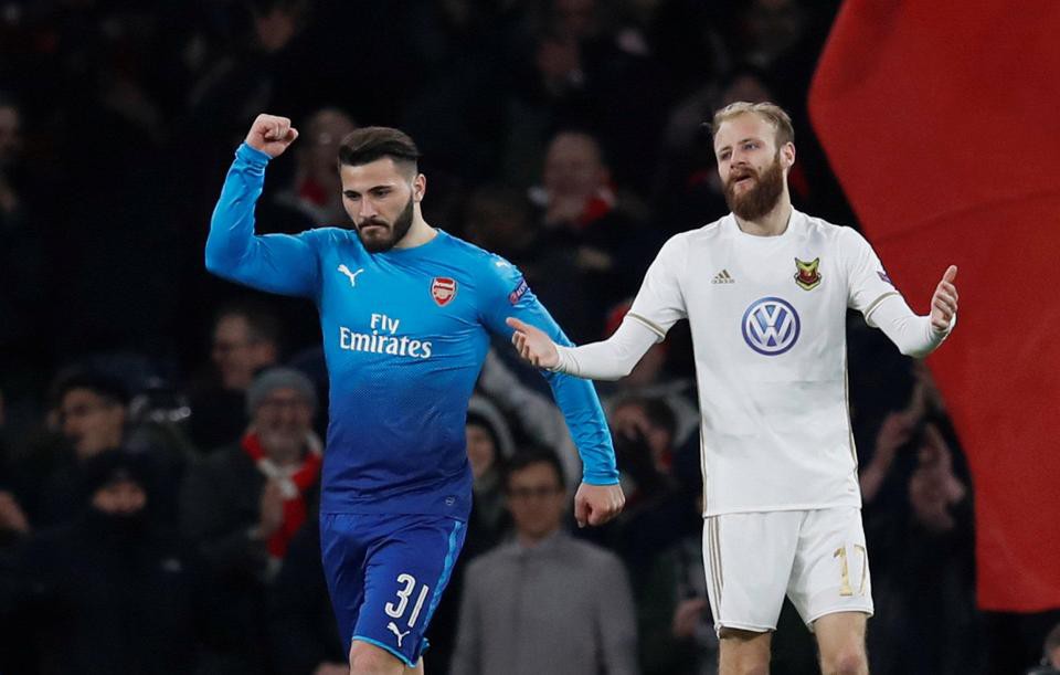 Video: Arsenal thua sốc nhưng vẫn đi tiếp tại Europa League