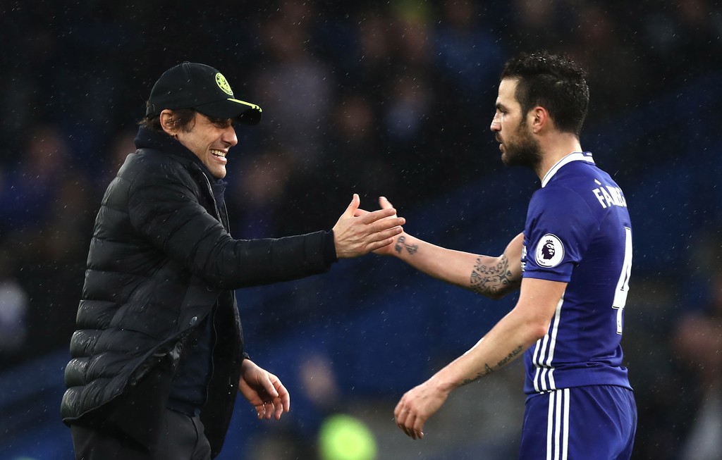 Vua kiến tạo lên tiếng, Chelsea bắn hạ “Thiên nga đen”
