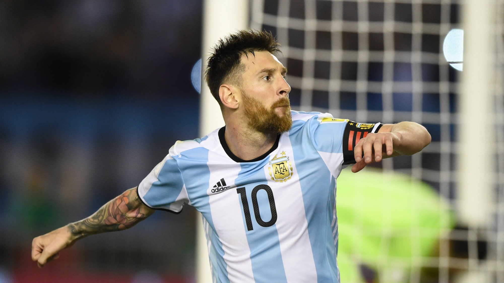 Xử nặng Messi, FIFA muốn... “hại” Barcelona?
