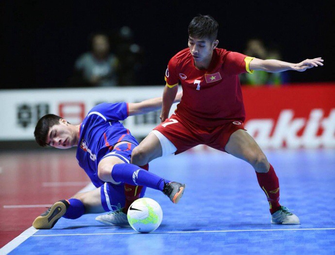 Futsal khác bóng đá sân 11 như thế nào?