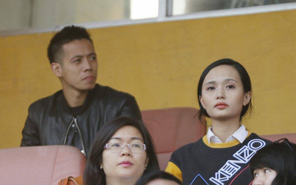 Văn Quyết đưa vợ con đến Hàng Đẫy cổ vũ CLB Hà Nội