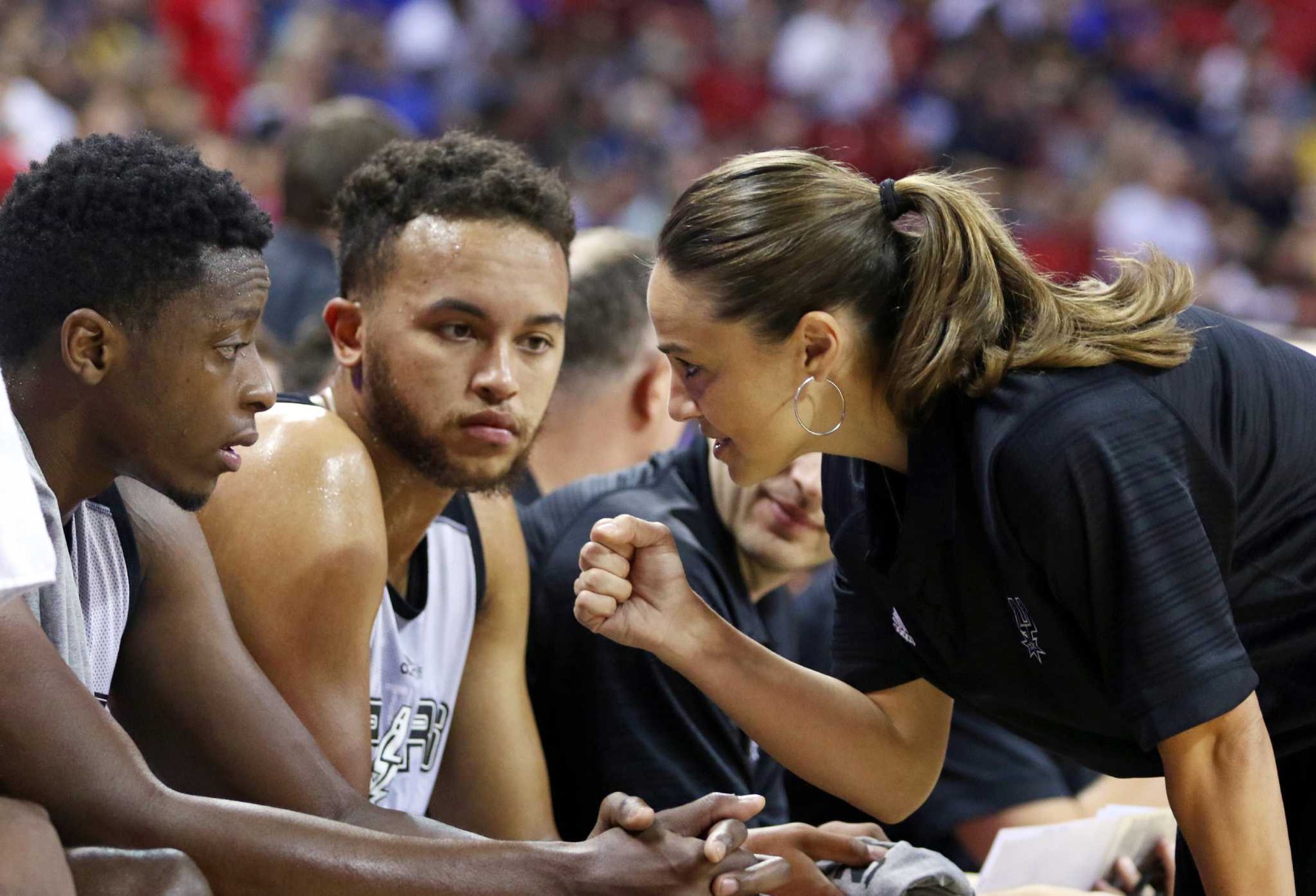 Bucks đã chủ động liên lạc với Becky Hammon. Bucks đã chủ động liên lạc với Becky Hammon.