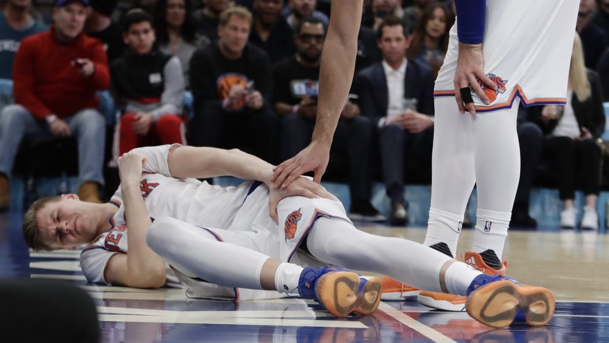 Chấn thương của Porzingis đ&atilde; khiến cả New York chết lặng.