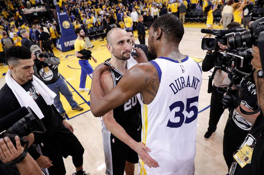 Kevin Durant và Ginobili sau trận đấu. Kevin Durant và Ginobili sau trận đấu.