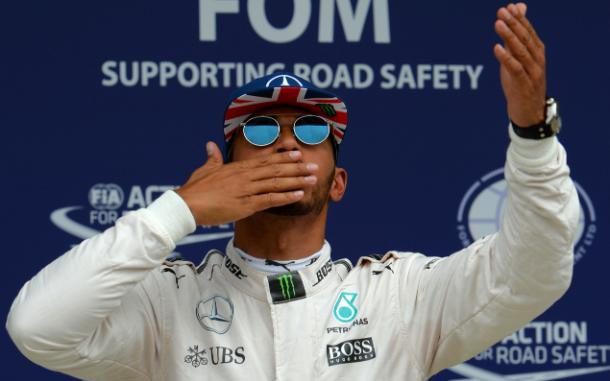Phân hạng British GP: Hamilton tiếp tục đánh bại Rosberg để giành pole