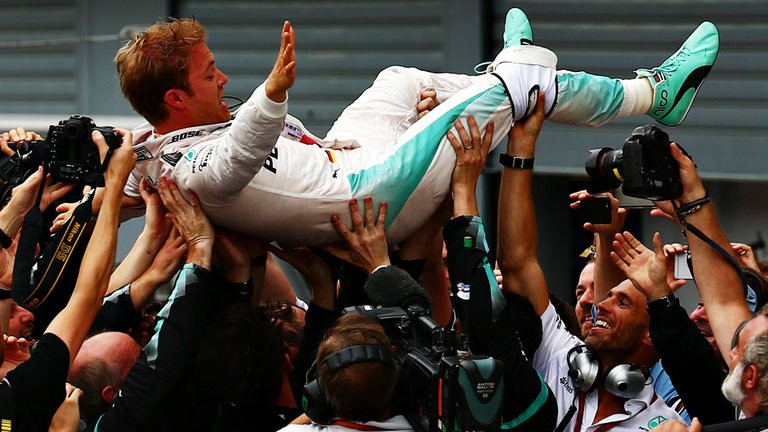 Xuất phát kém, Hamilton "tặng" chiến thắng Italian GP cho Rosberg