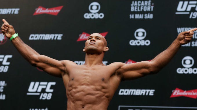 Souza: "Thật nực cười nếu để Dan Henderson tranh đai"