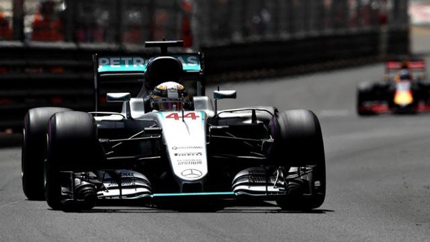 Tận dụng sai lầm của đội Red Bull, Hamilton vô địch Monaco GP