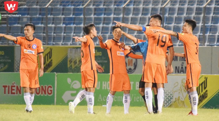 11 cầu thủ vây trọng tài, SHB Đà Nẵng vẫn hạ XSKT Cần Thơ