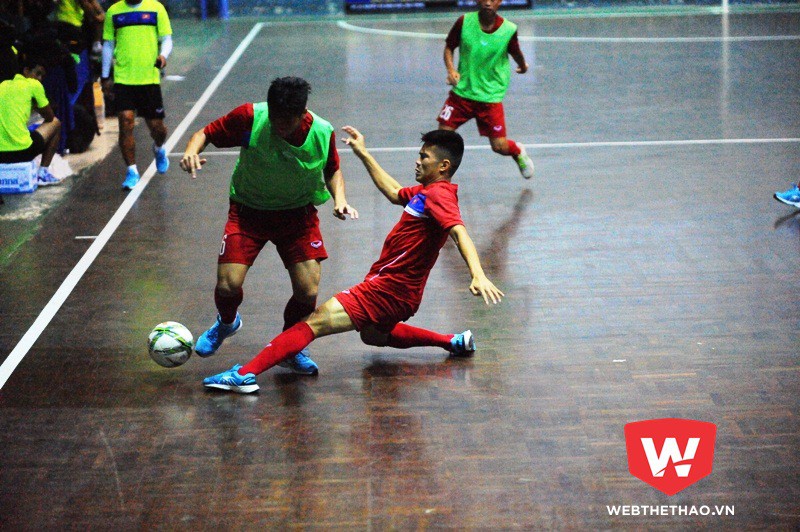 Buổi chiều, U20 Việt Nam tập nhẹ thi đấu đối kh&aacute;ng 5 người. Ảnh: Phương Ngọc