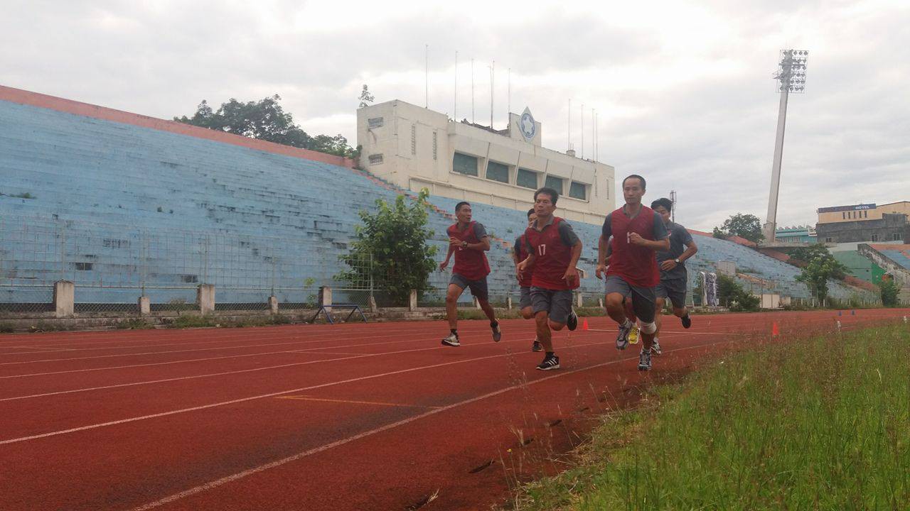 C&oacute; 5 trọng t&agrave;i, trợ l&yacute; bị trượt thể lực. Ảnh: Huy Kha