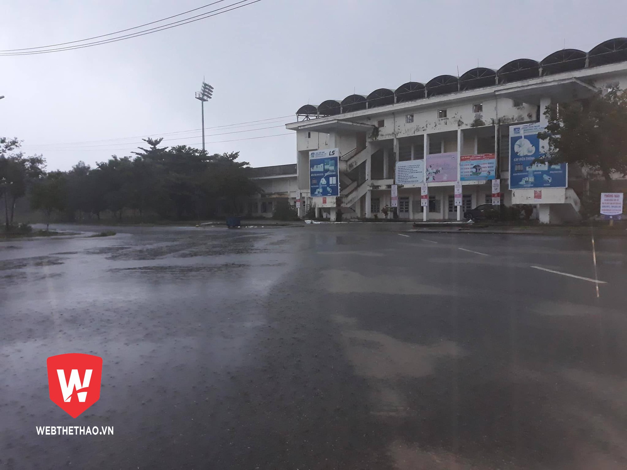 CHÙM ẢNH: Sân Tam Kỳ "thất thủ", Quảng Nam và Quảng Ninh phải "chạy bão"